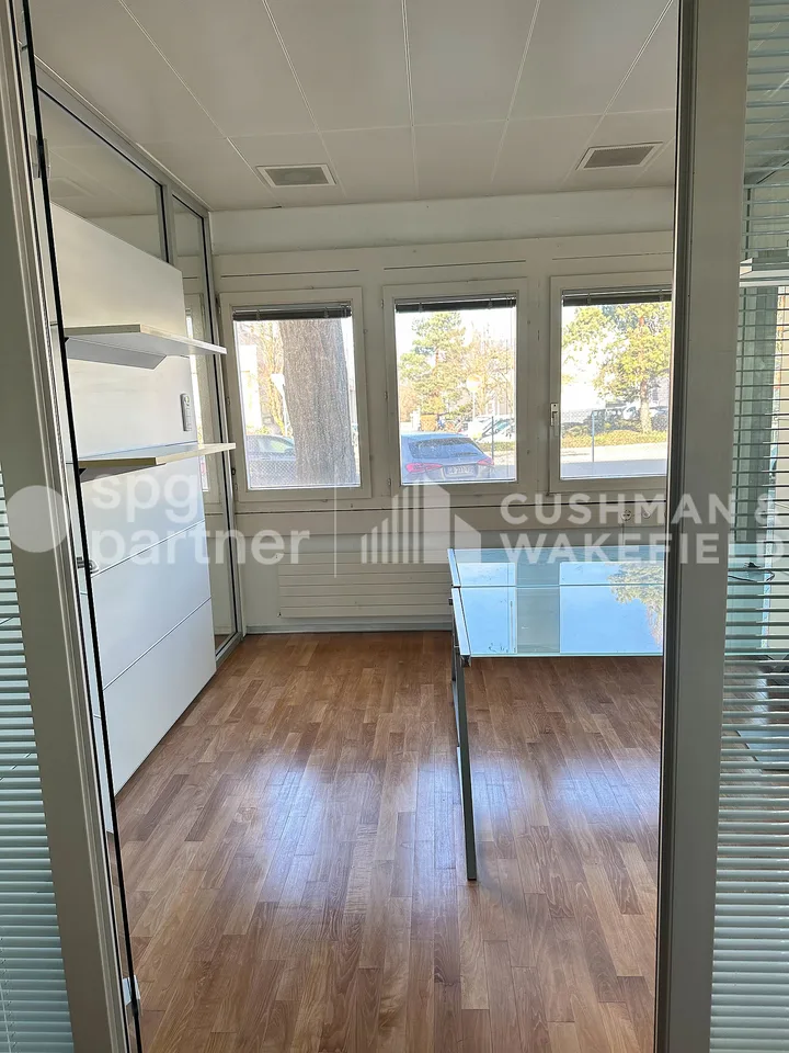 Lignon ? 312 m² surface on the ground floor for artisanal activity or showroom