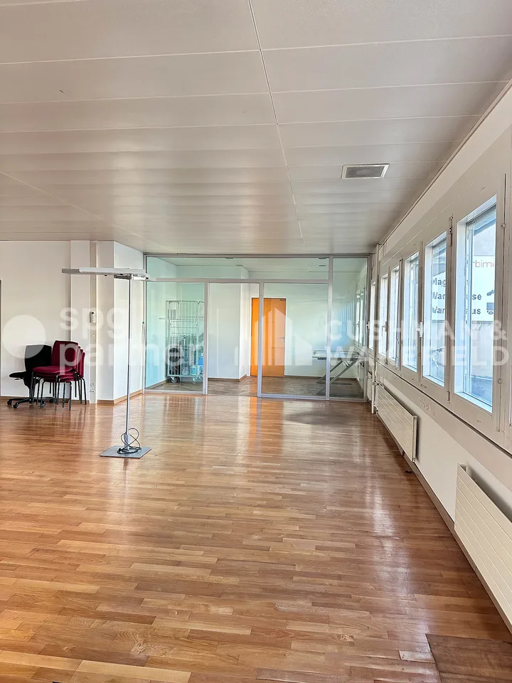 Lignon ? 312 m² surface on the ground floor for artisanal activity or showroom