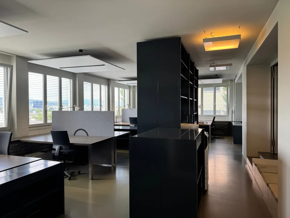 Spazio ufficio situato in una zona tranquilla, con buone connessioni a Zurigo Höngg