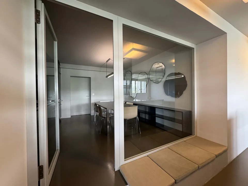 Spazio ufficio situato in una zona tranquilla, con buone connessioni a Zurigo Höngg