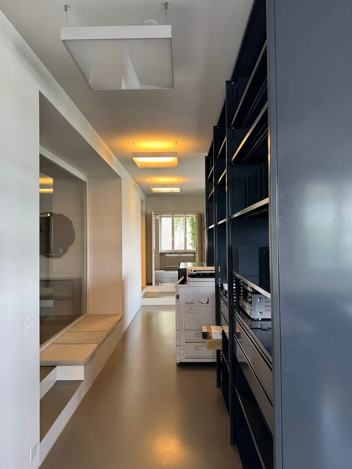 Spazio ufficio situato in una zona tranquilla, con buone connessioni a Zurigo Höngg