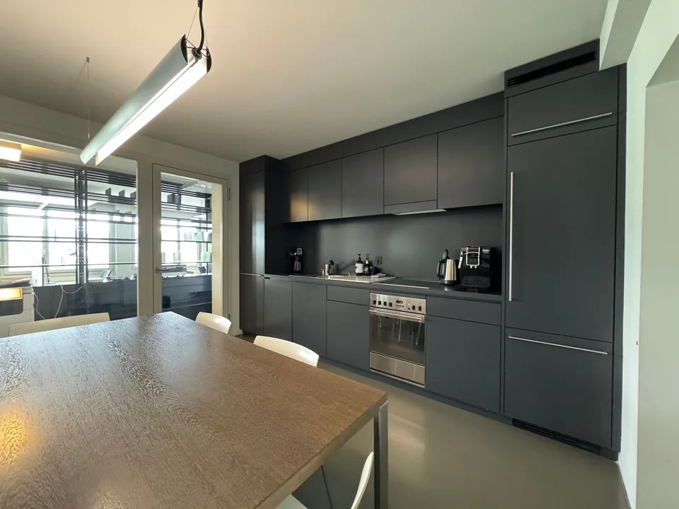 Spazio ufficio situato in una zona tranquilla, con buone connessioni a Zurigo Höngg