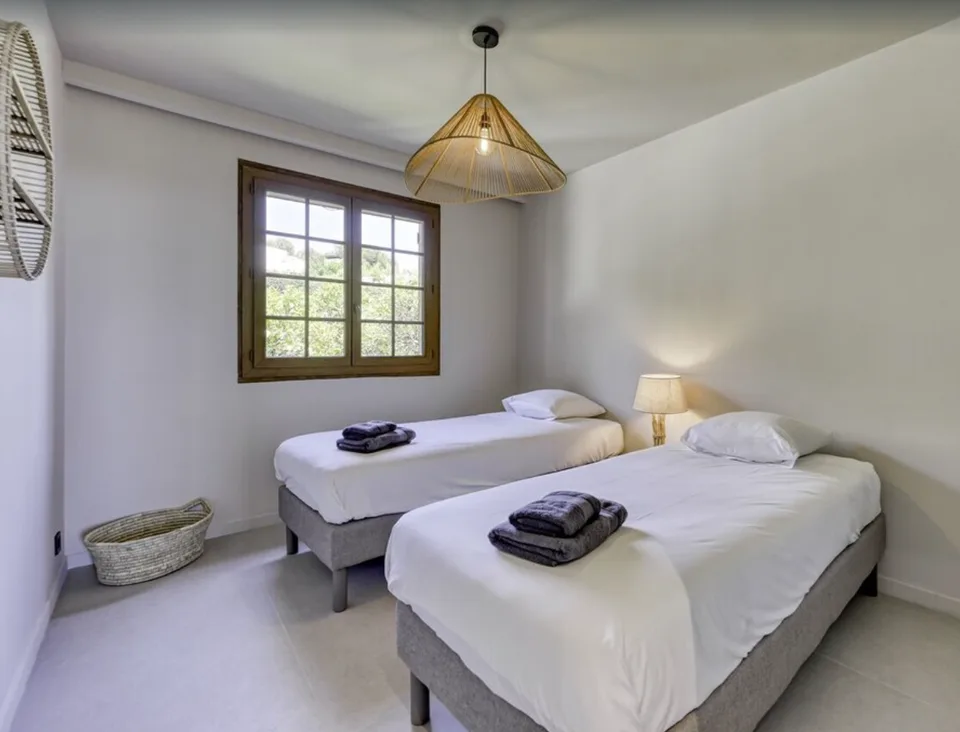 In der Nähe des Golfplatzes von Bandol. Villa am Meer mit Pool, wöchentliche Vermietung. Sicheres, privates Anwesen. – Foto 11 von 17