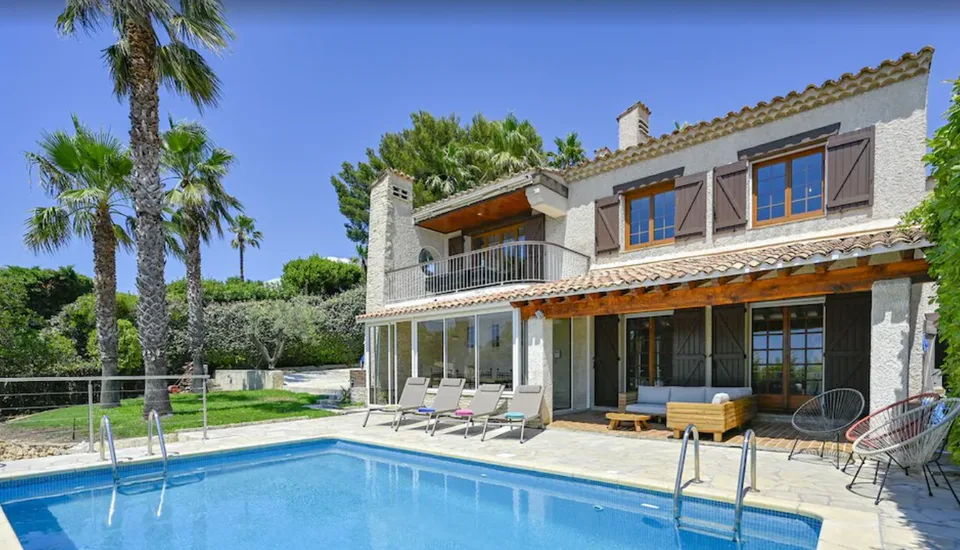 In der Nähe des Golfplatzes von Bandol. Villa am Meer mit Pool, wöchentlich vermietet. Privates, sicheres Anwesen.