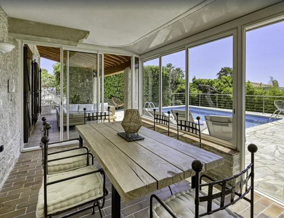 In der Nähe des Golfplatzes von Bandol. Villa am Meer mit Pool, wöchentlich vermietet. Privates, sicheres Anwesen.