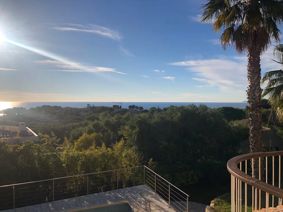 In der Nähe des Golfplatzes von Bandol. Villa am Meer mit Pool, wöchentlich vermietet. Privates, sicheres Anwesen.