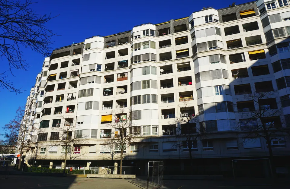 Parking intérieur, situé au 3ème sous sol.  Plusieurs places sont disponibles.