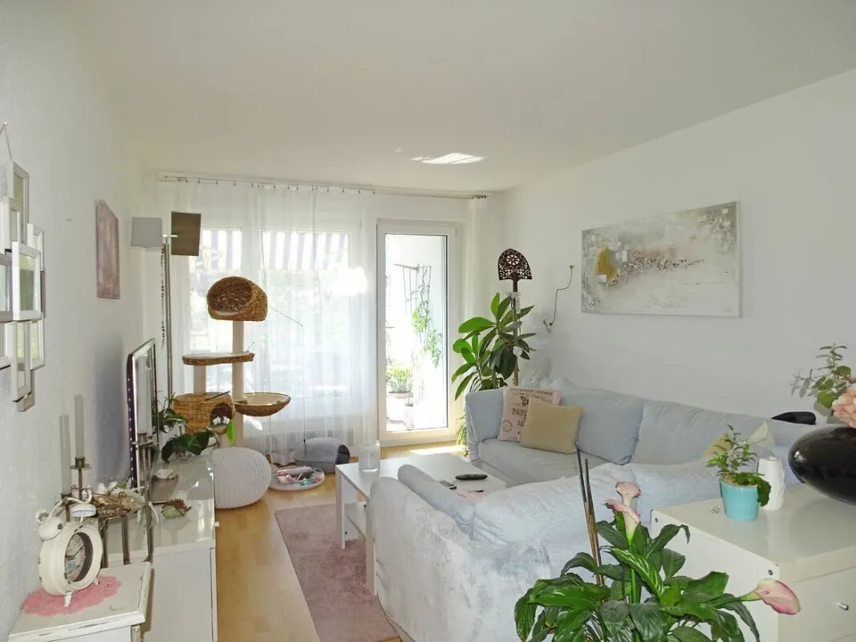 Sonnige und helle Wohnperle an zentraler Lage: 4-Zimmerwohnung im 1. OG