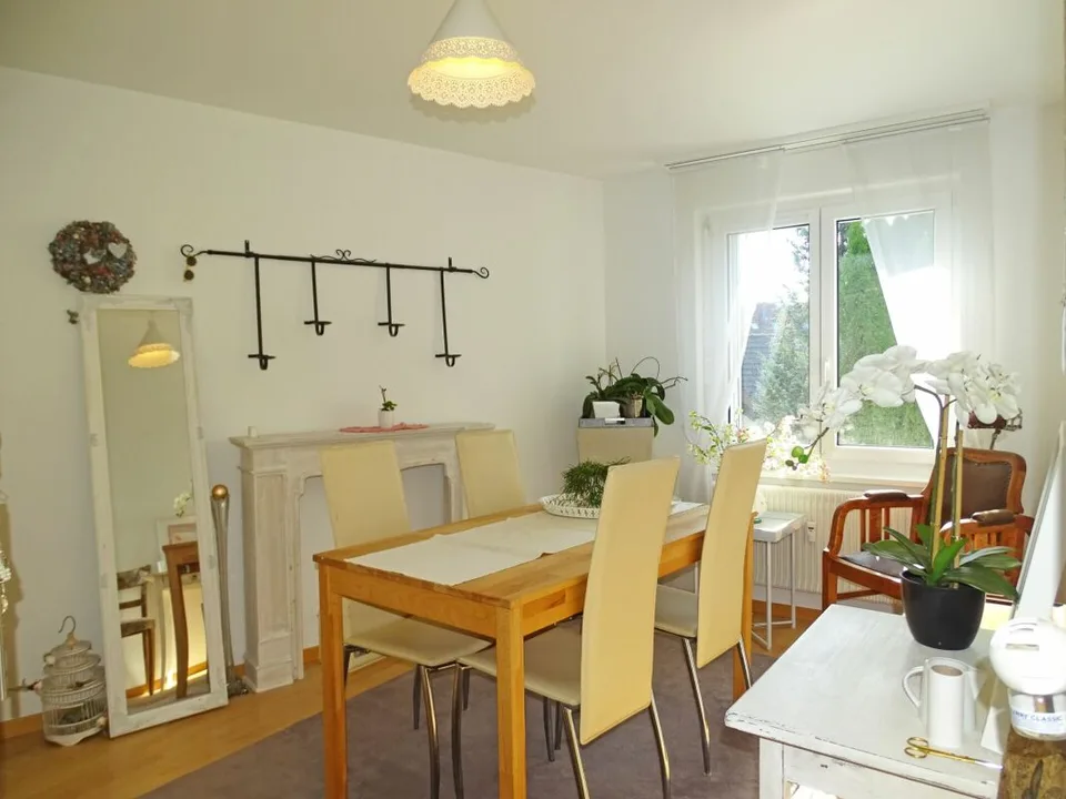 Sonnige und helle Wohnperle an zentraler Lage: 4-Zimmerwohnung im 1. OG
