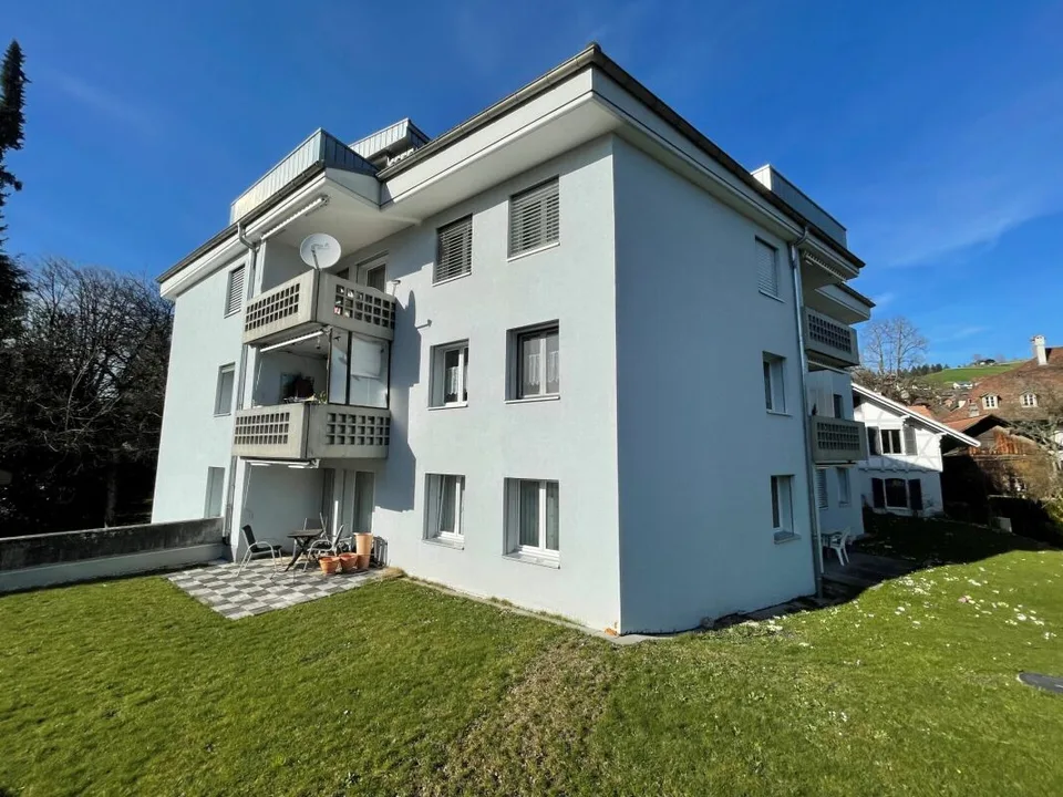 Sonnige und helle Wohnperle an zentraler Lage: 4-Zimmerwohnung im 1. OG