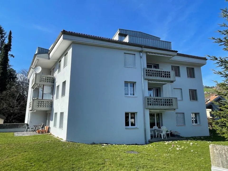 Sonnige und helle Wohnperle an zentraler Lage: 4-Zimmerwohnung im 1. OG