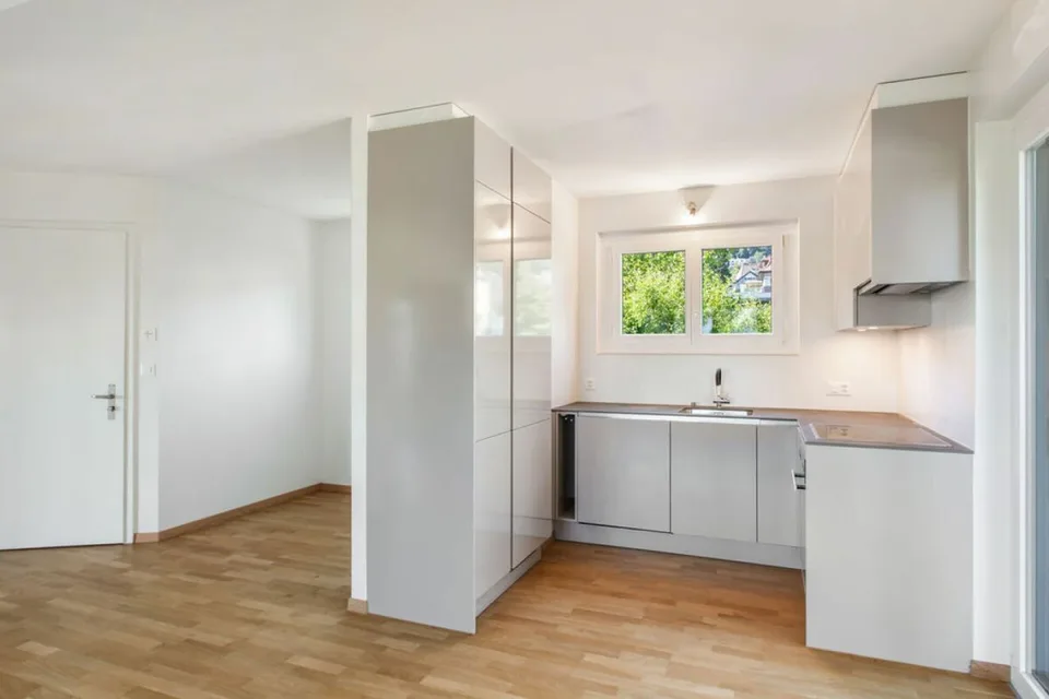Corcelles, schönes 3.5-Zimmer-Apartment mit Balkon und Parkplatz