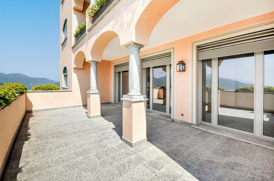 COLLINA D'ORO-AGRA - Lussuoso appartamento di 276 mq con ampia loggia e vista lago (Rif. 303)