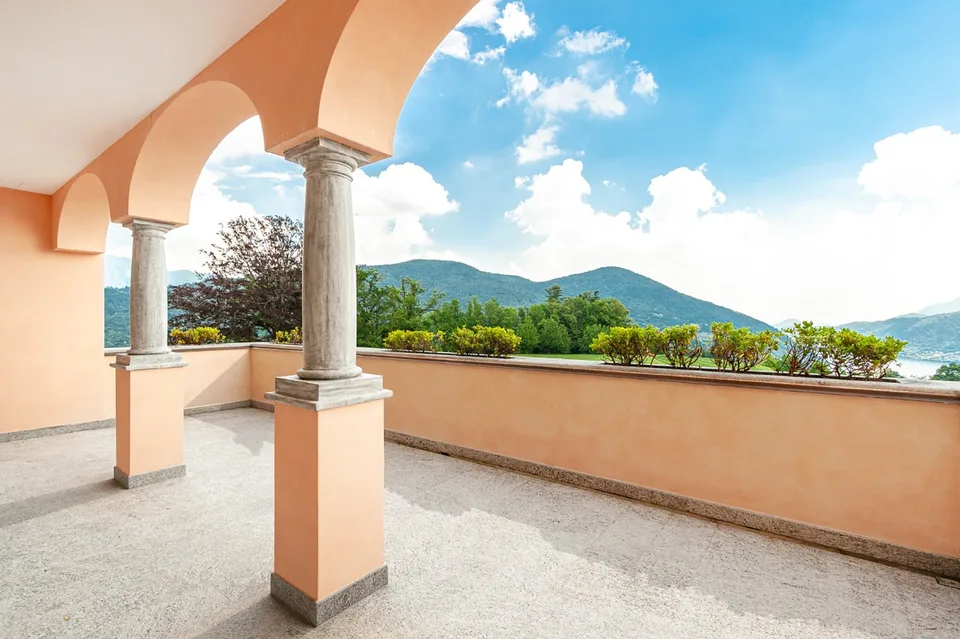 COLLINA D'ORO-AGRA - Lussuoso appartamento di 276 mq con ampia loggia e vista lago (Rif. 303)