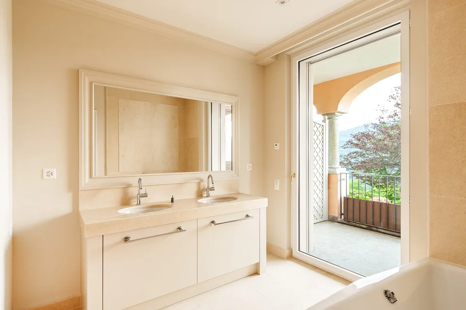 COLLINA D'ORO-AGRA - Lussuoso appartamento di 276 mq con ampia loggia e vista lago (Rif. 303)