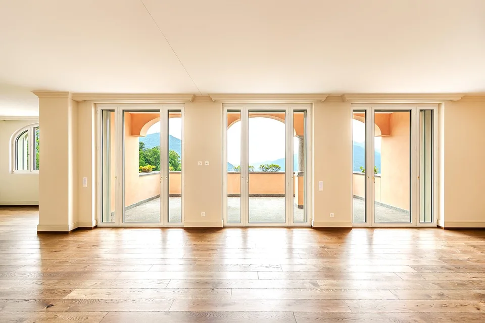 COLLINA D'ORO-AGRA - Lussuoso appartamento di 276 mq con ampia loggia e vista lago (Rif. 303)