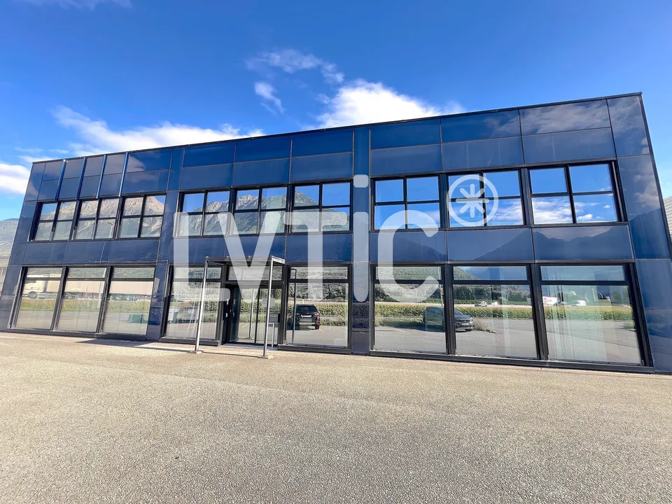 Capannone industriale, showroom, uffici di 2000 m2 in affitto a Martigny