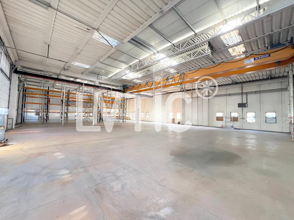 Capannone industriale, showroom, uffici di 2000 m2 in affitto a Martigny