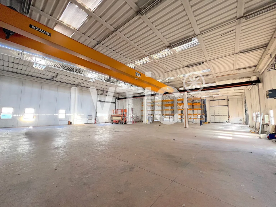 Capannone industriale, showroom, uffici di 2000 m2 in affitto a Martigny