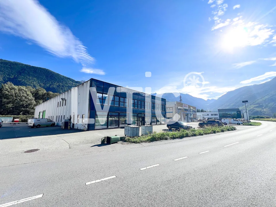 Capannone industriale, showroom, uffici di 2000 m2 in affitto a Martigny
