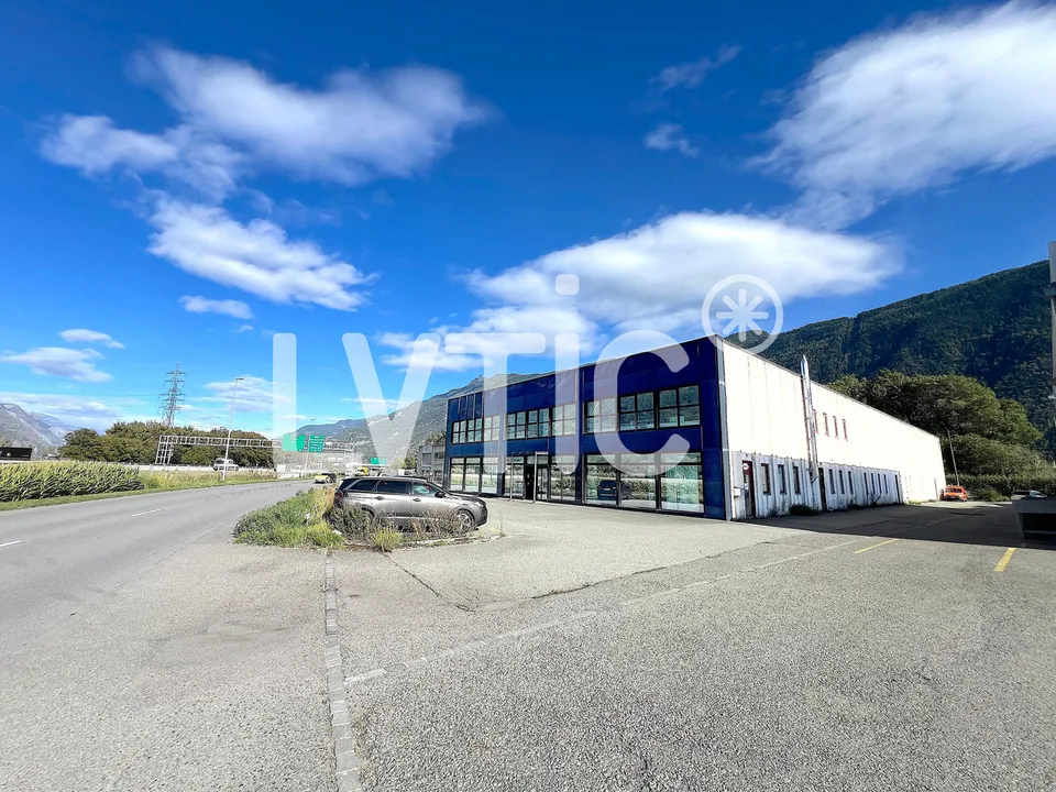 Halle industrielle, showroom, bureaux de 2000 m2 à louer à Martigny