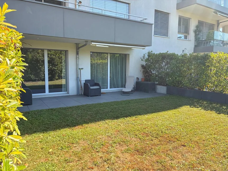 À louer : très bel appartement avec jardin privatif. Bail à durée déterminée de deux années.