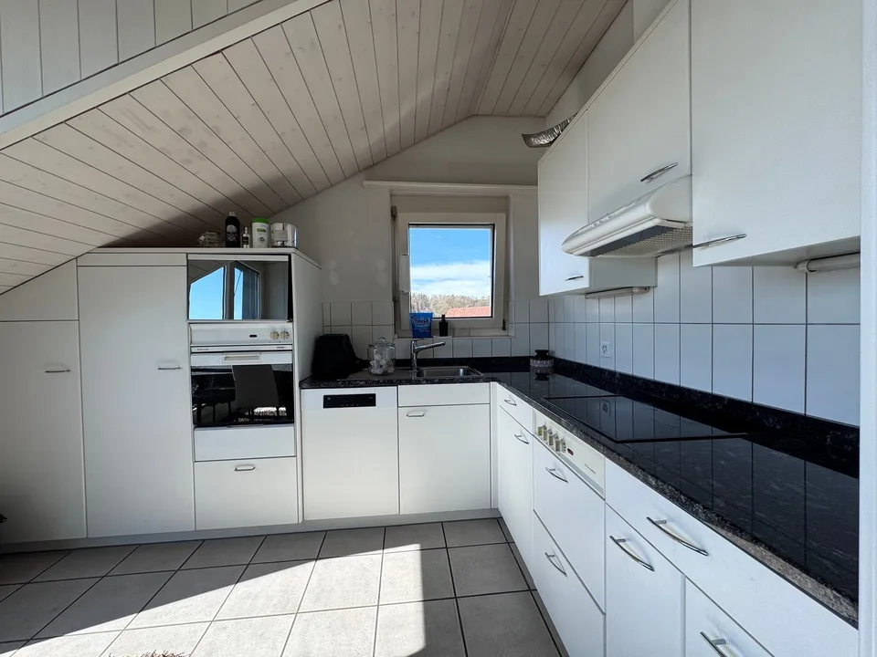 Helle Dachwohnung mit Balkon und schöner Aussicht