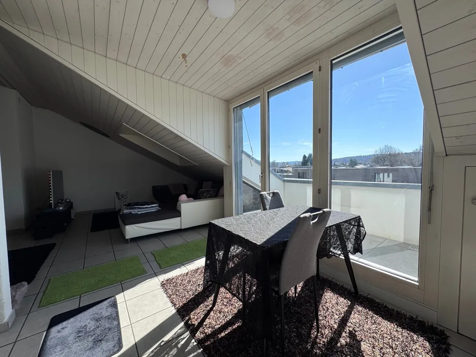 Helle Dachwohnung mit Balkon und schöner Aussicht