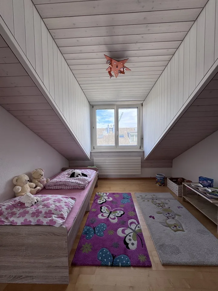 Helle Dachwohnung mit Balkon und schöner Aussicht