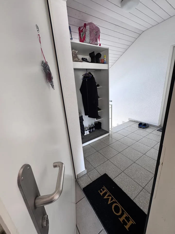 Helle Dachwohnung mit Balkon und schöner Aussicht