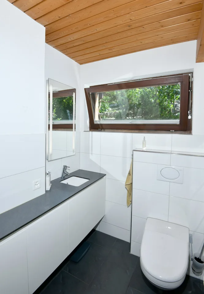 Freistehendes Einfamilienhaus mit spektakulärer Aussicht – Foto 16 von 16