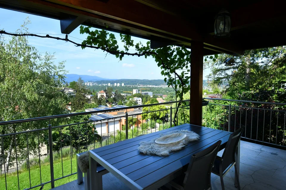 Freistehendes Einfamilienhaus mit spektakulärer Aussicht – Foto 15 von 16
