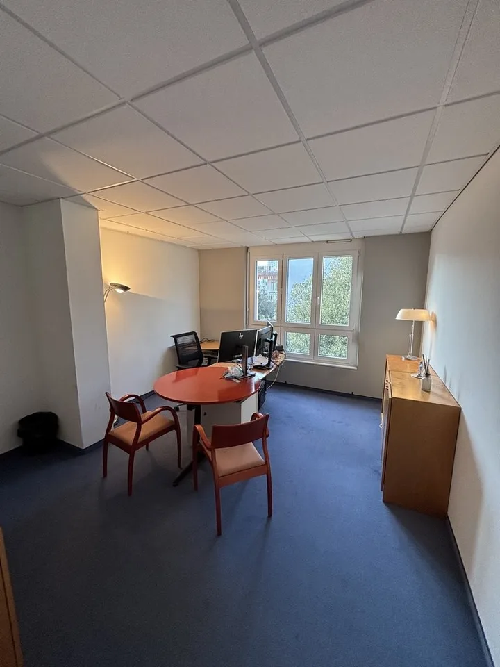 Zu ergreifen! Superbe Bürofläche mit viel Licht in einem gemischt genutzten Gebäude