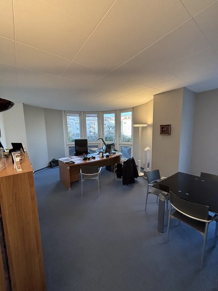 À saisir ! Superbe surface de bureau lumineuse dans bâtiment mixte