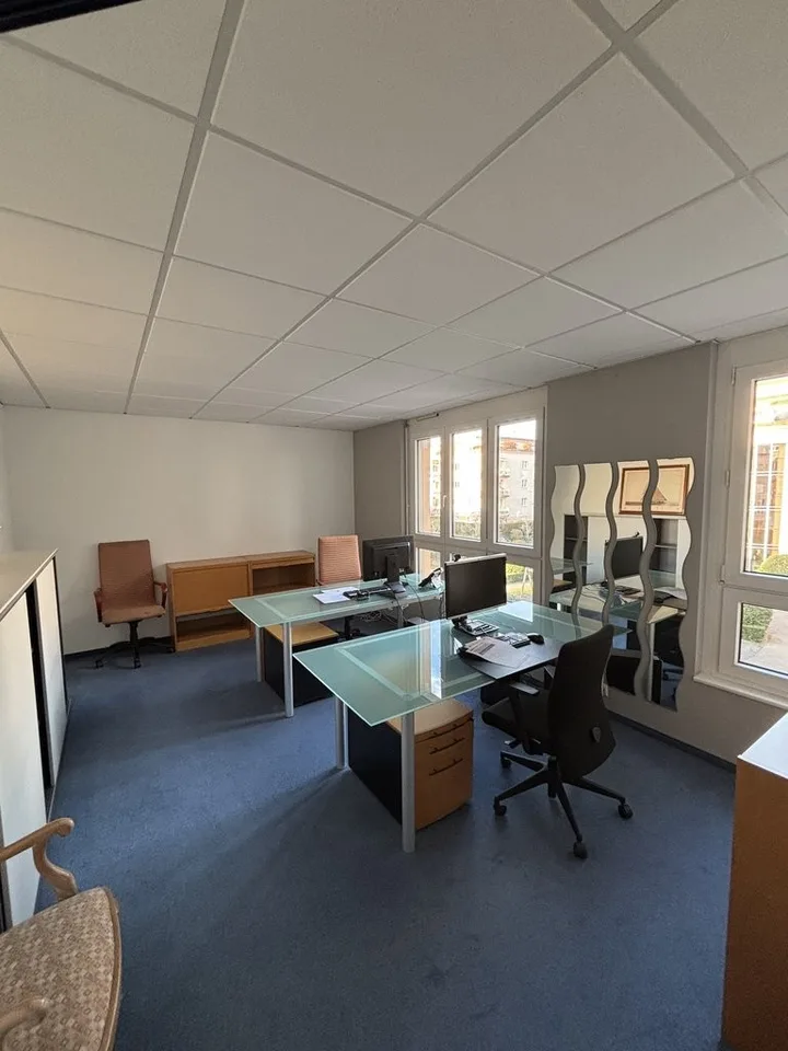 Zu ergreifen! Superbe Bürofläche mit viel Licht in einem gemischt genutzten Gebäude