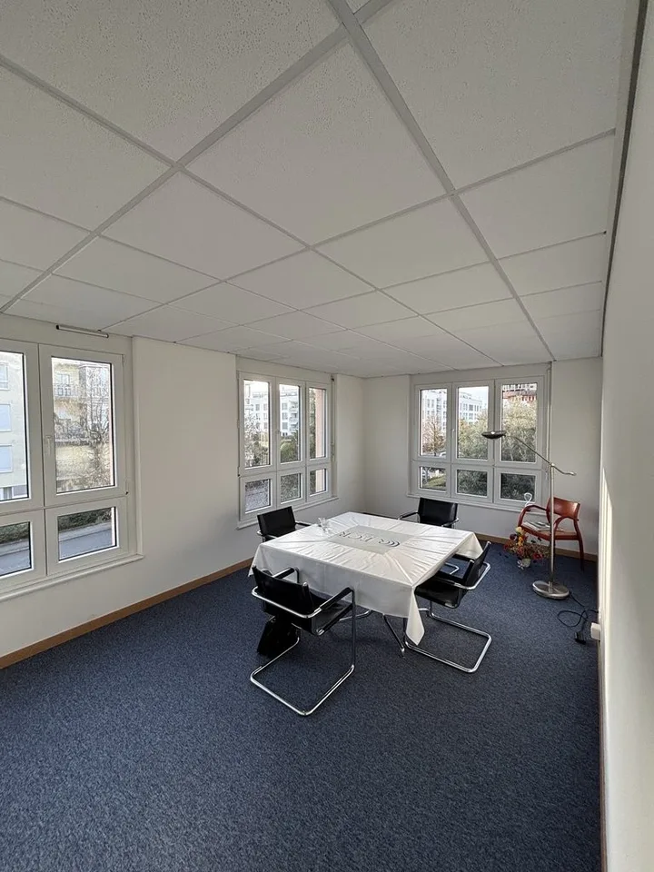Zu ergreifen! Superbe Bürofläche mit viel Licht in einem gemischt genutzten Gebäude