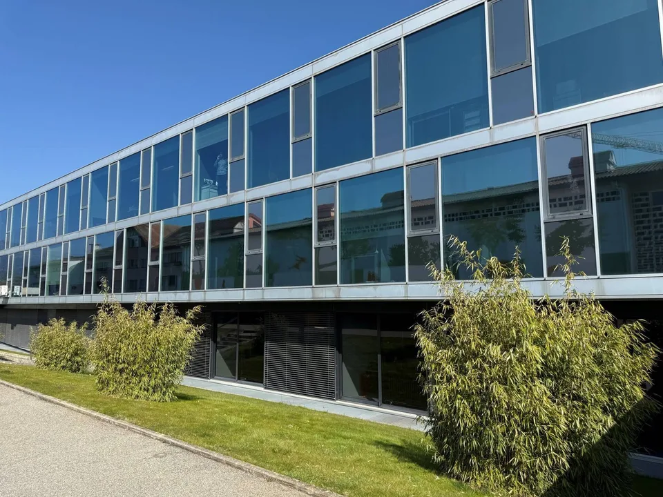 Ufficio di 300m2 divisibile, situato a Terre Sainte