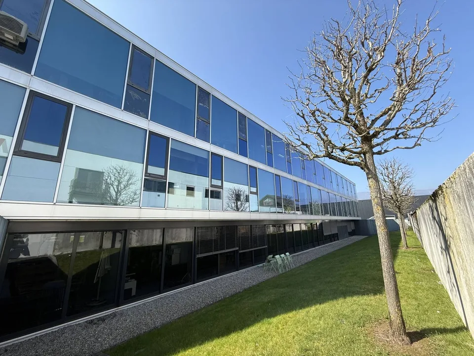 Ufficio di 300m2 divisibile, situato a Terre Sainte