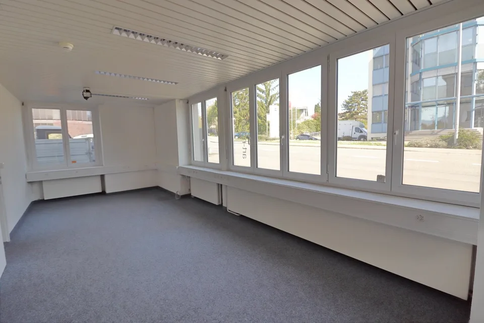 Büro, Praxis, Lagerräume, Parkplätze verfügbar