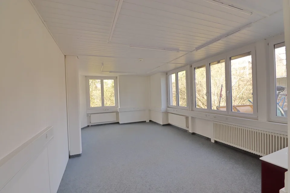 Büro, Praxis, Lagerräume, Parkplätze verfügbar