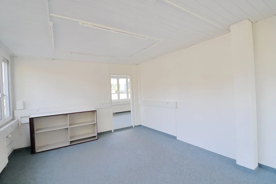 Büro, Praxis, Lagerräume, Parkplätze verfügbar