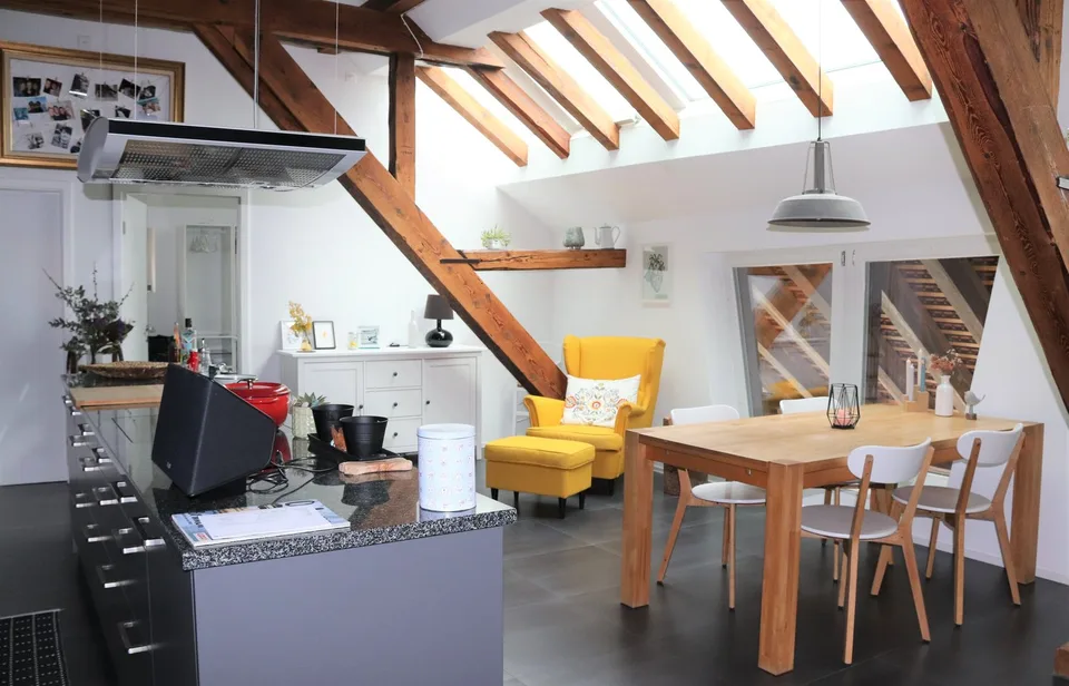 Helle und grosszügige 4.5-Zimmer Dachwohnung mit Balkon