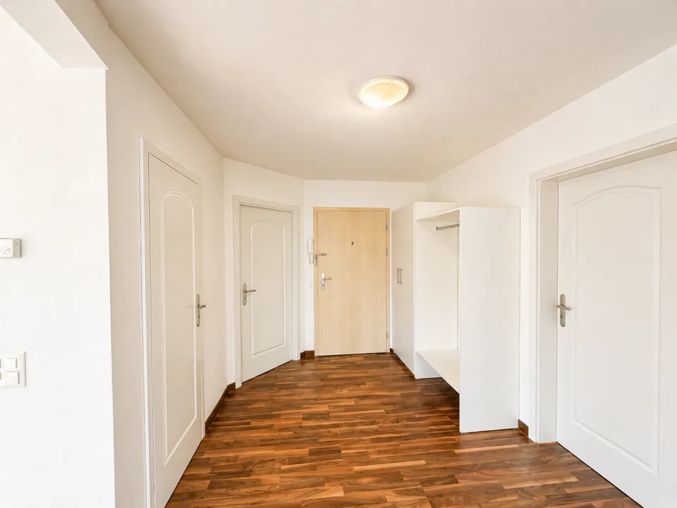 Genießen Sie eine außergewöhnliche Lebensumgebung mit unvergleichlichem Blick in dieser eleganten 4,5-Zimmer-Wohnung in Faoug
