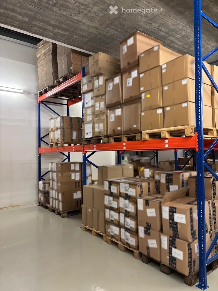 Espace de stockage attractif à Ittigen – 450–770 m², accès camion, monte-charge