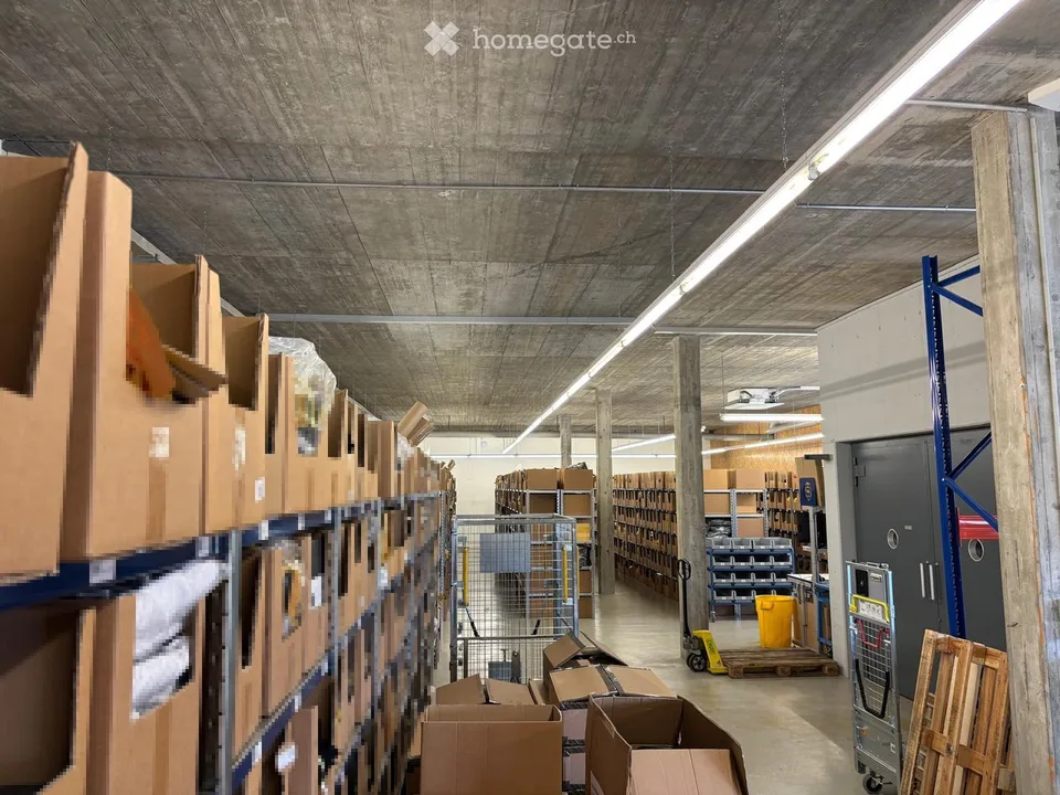Espace de stockage attractif à Ittigen – 450–770 m², accès camion, monte-charge