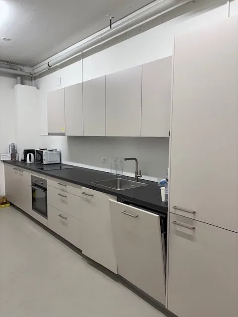 Espace de stockage attractif à Ittigen – 450–770 m², accès camion, monte-charge