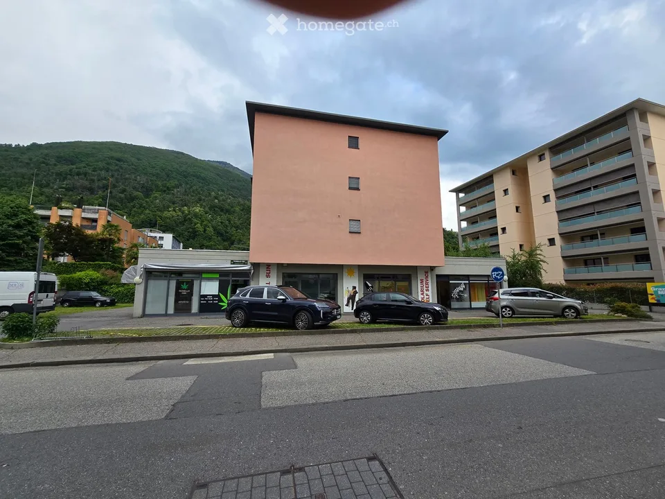 Centro Varenna Locarno: 230 m2 negozio e/o uffici - Ladenlokal u/o Büros + 11 posteggi/Parkplätze