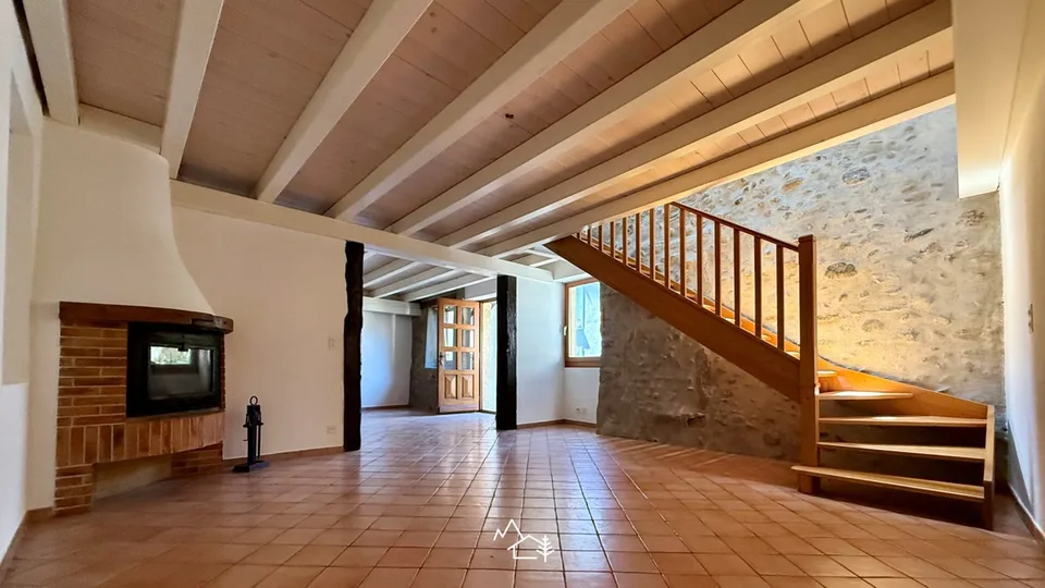 Charmante maison villageoise - poutres et murs en pierres apparentes