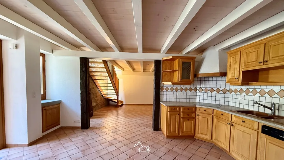 Charmante maison villageoise - poutres et murs en pierres apparentes