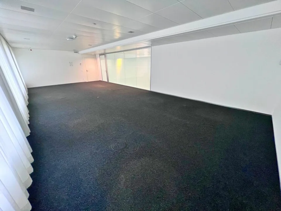 Modernes Büro vis-a-vis dem Bahnhof FFS